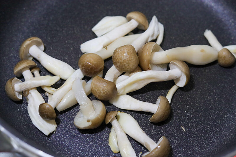 エキストラバージンオリーブオイルでしめじを炒める