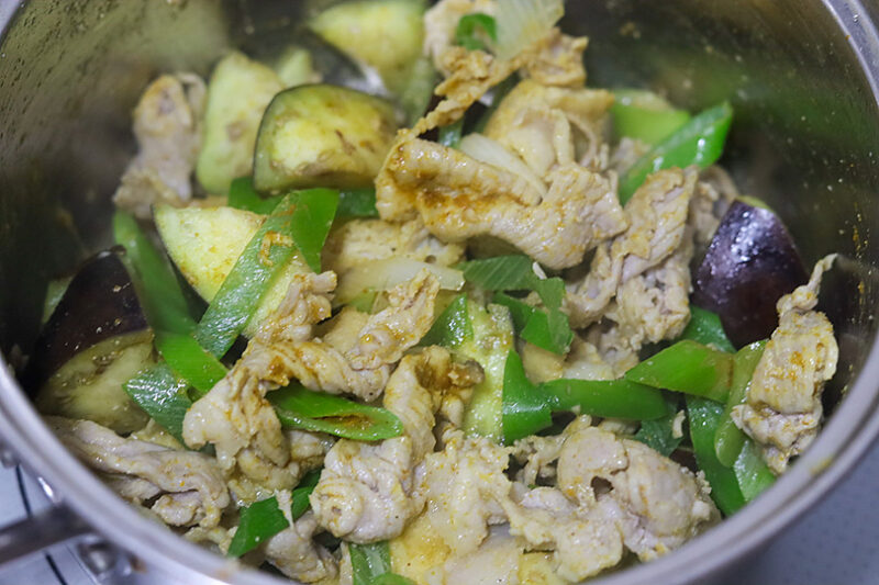 カレー粉を加える