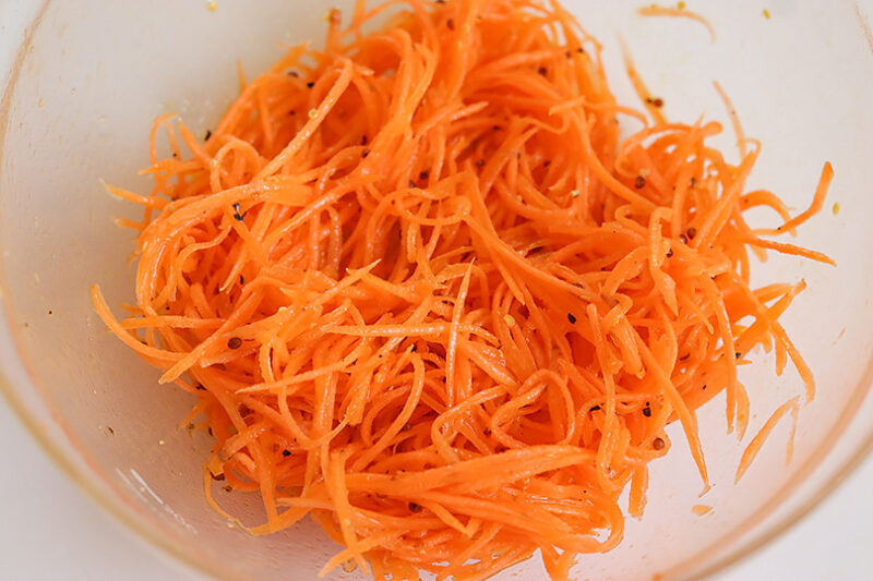 にんじん、エキストラバージンオリーブオイル、レモン汁、粒マスタード、砂糖、塩、黒こしょう