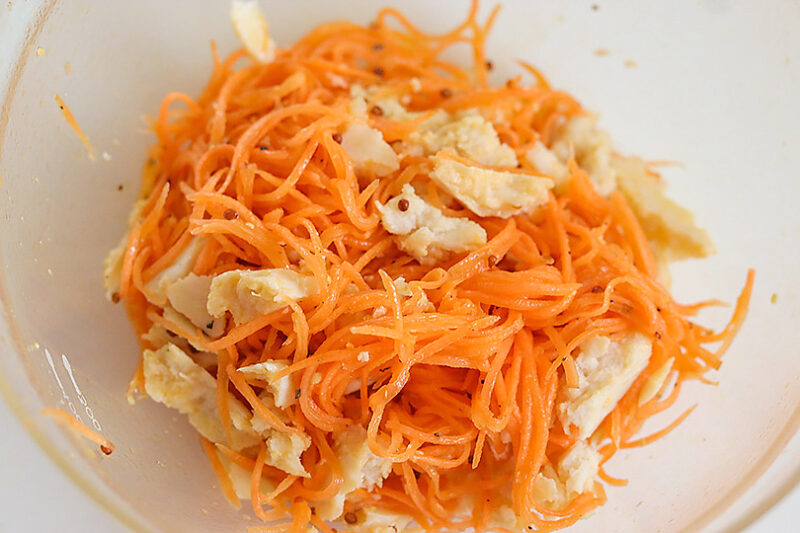 サラダチキンを加える