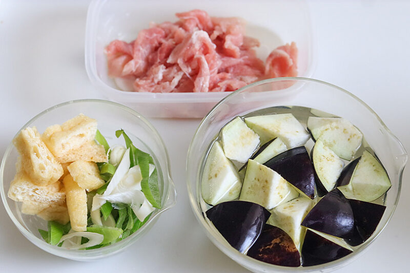 豚うす切り肉、なす、長ねぎ、油揚げ