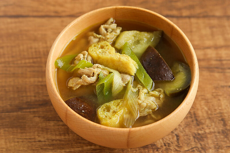 なすと油揚げのカレー豚汁