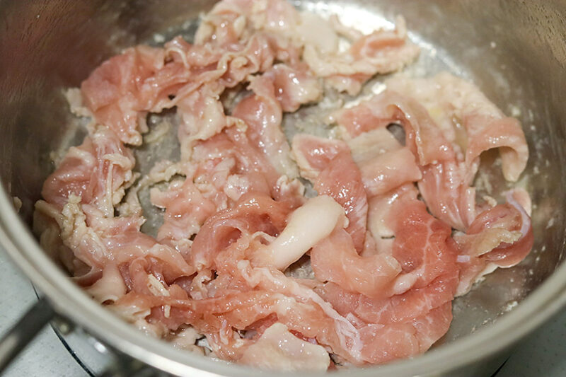 エキストラバージンオリーブオイルで豚肉を炒める