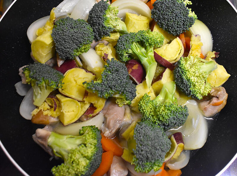 オリーブオイルで鶏肉、にんじん、玉ねぎ、ブロッコリーを炒める