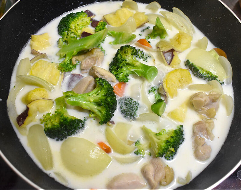 牛乳、溶いた片栗粉、コンソメを加える