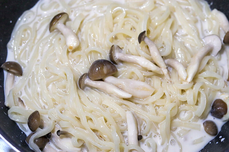 ピザ用チーズを加える