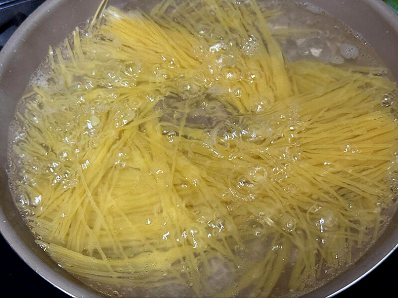 スパゲッティを茹でる