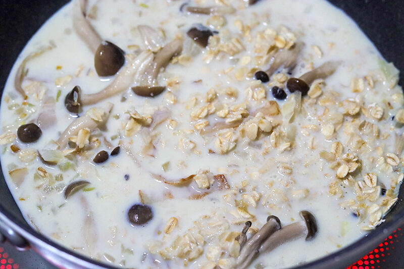 オートミール、無調整豆乳、顆粒コンソメを加える