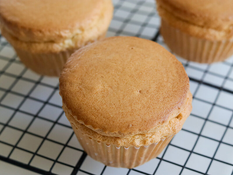 生地を型から出して冷ます