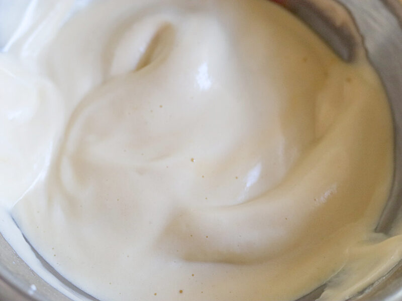 残りのメレンゲを加えゴムベラで混ぜ合わせる