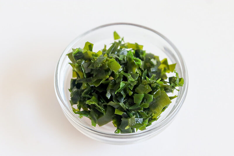 わかめを刻む