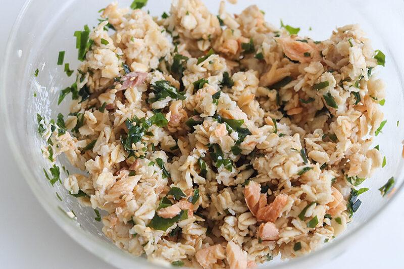 鮭フレーク、わかめ、白いりごま、ごま油、塩を加える