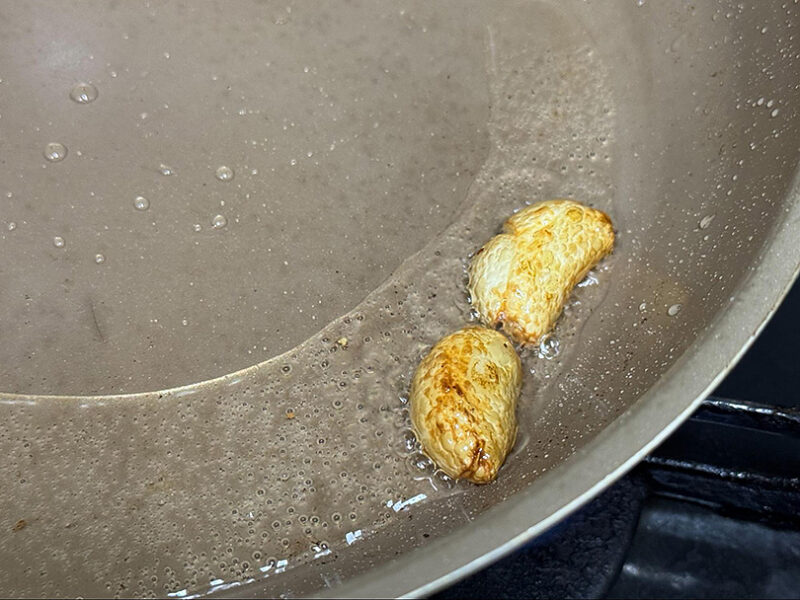 にんにくを炒める