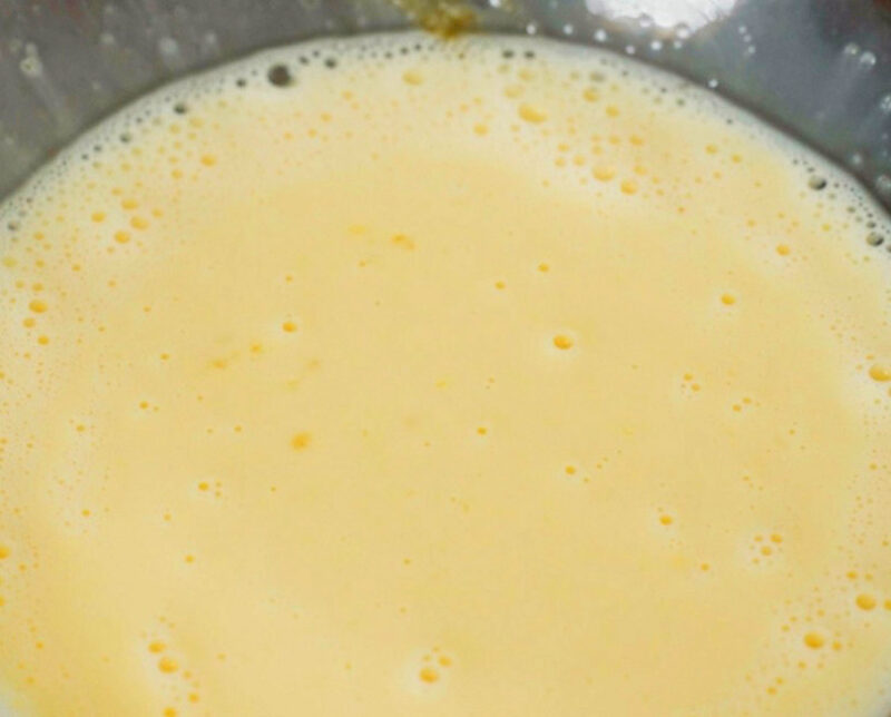 牛乳・塩・バニラエッセンスを加える