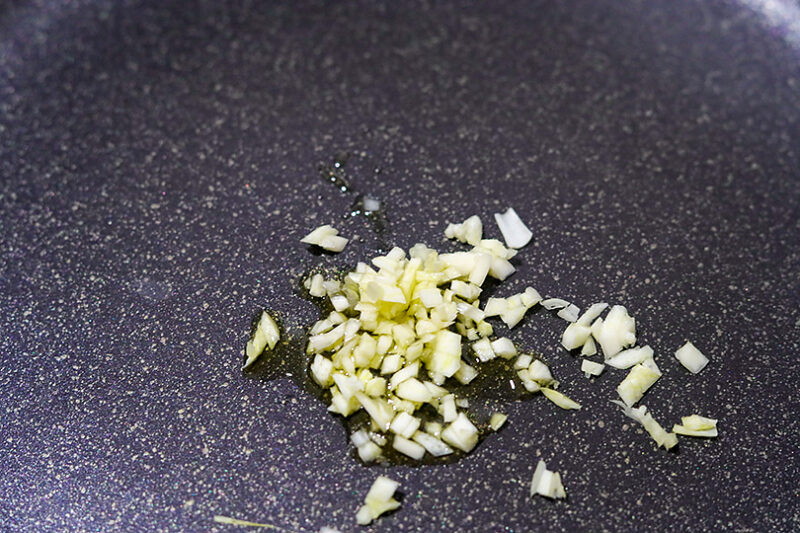 エキストラバージンオリーブオイルでにんにくを炒める