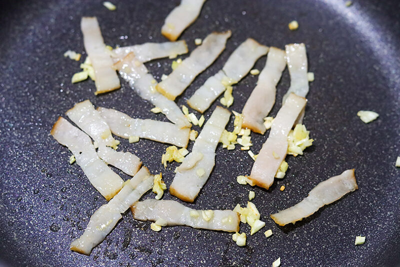 ベーコンを加える