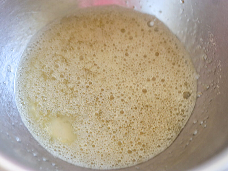 卵白に砂糖、塩を加える