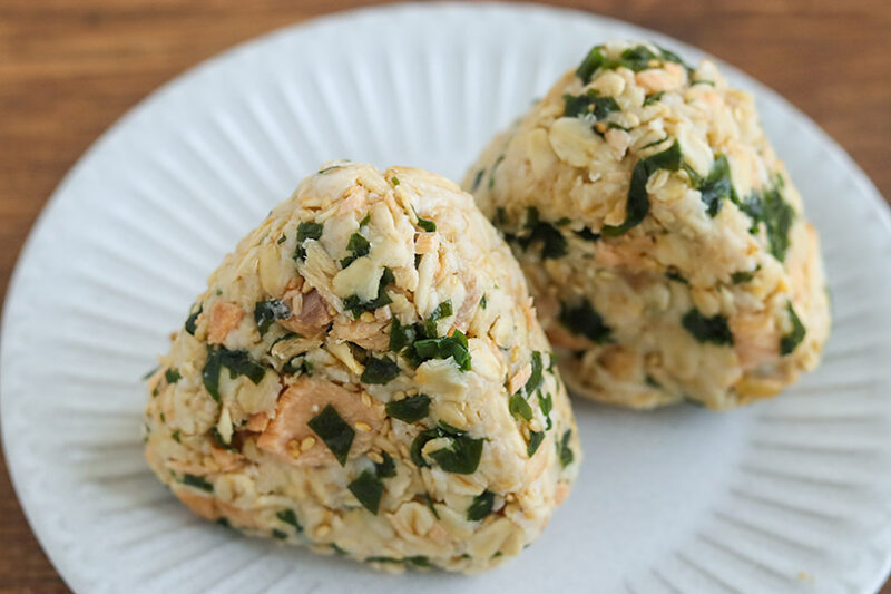 鮭とわかめのオートミールおにぎり