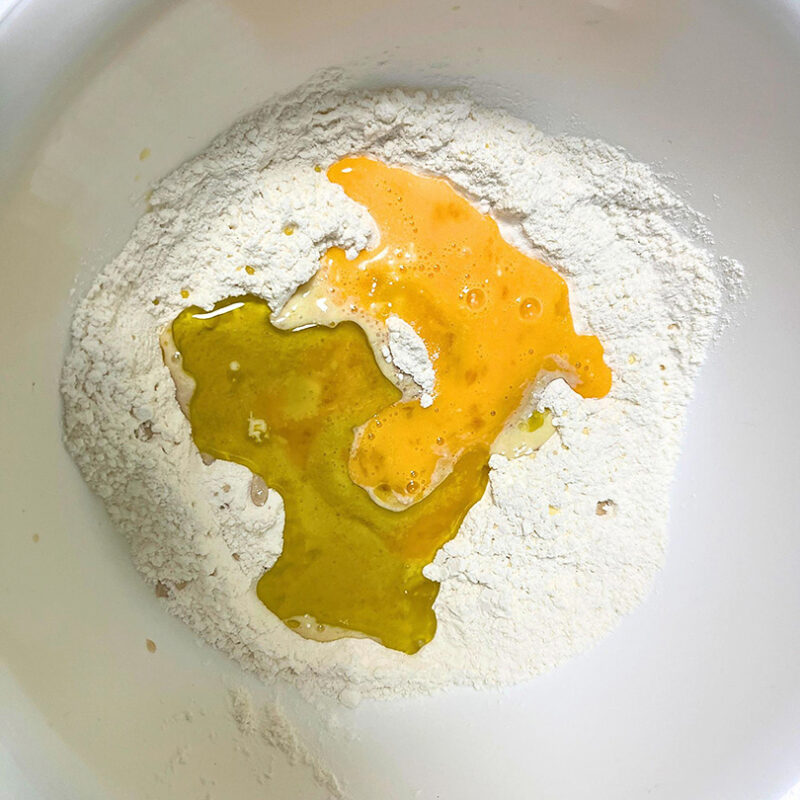 イースト、卵、オレンジジュース、牛乳、オリーブオイルを加える