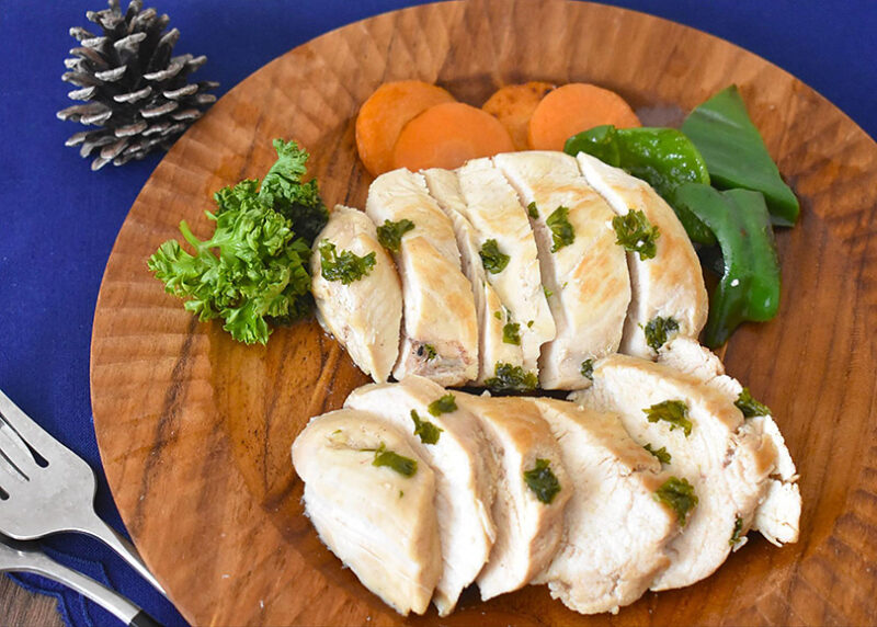 おもてなし料理にもおすすめ!炊飯器で簡単に作れるジューシーな鶏むね肉のパセリローストチキン