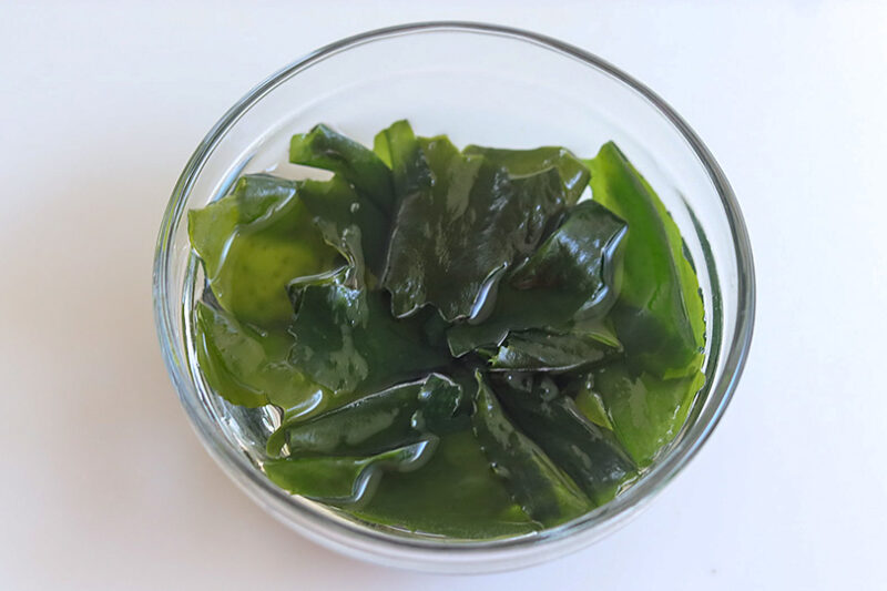 乾燥わかめを水で戻す