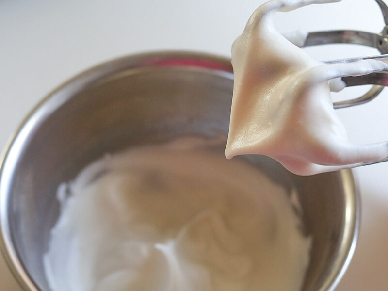 ツノの先が少しおじぎするくらい