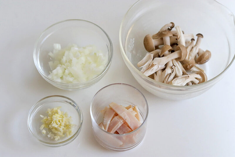 ベーコン、しめじ、たまねぎ、にんにく