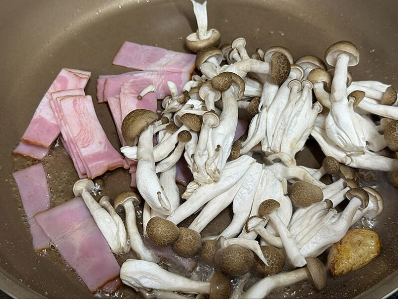 ベーコンとほぐしたしめじを追加
