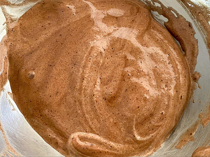 残りのメレンゲを加える