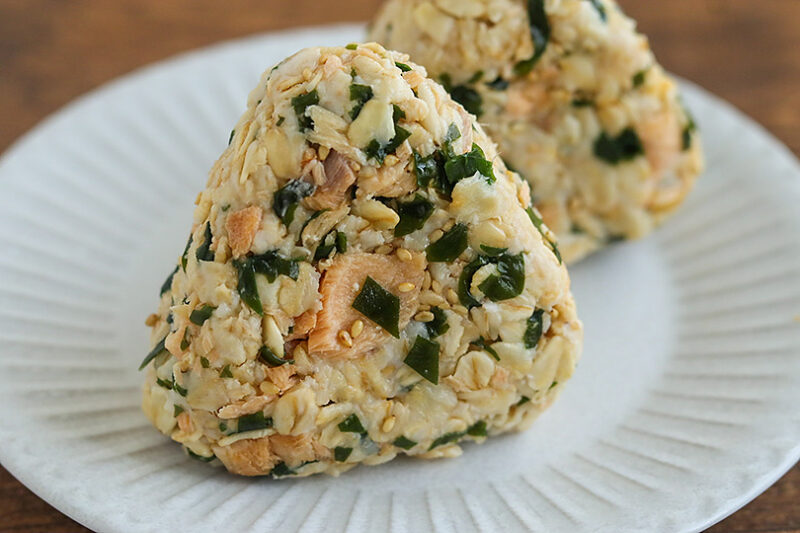 鮭とわかめのオートミールおにぎり