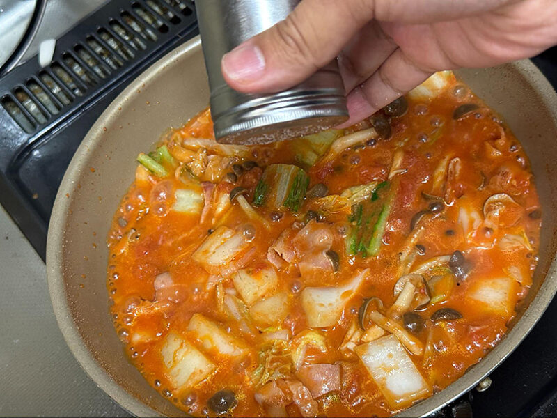 塩で味を整える