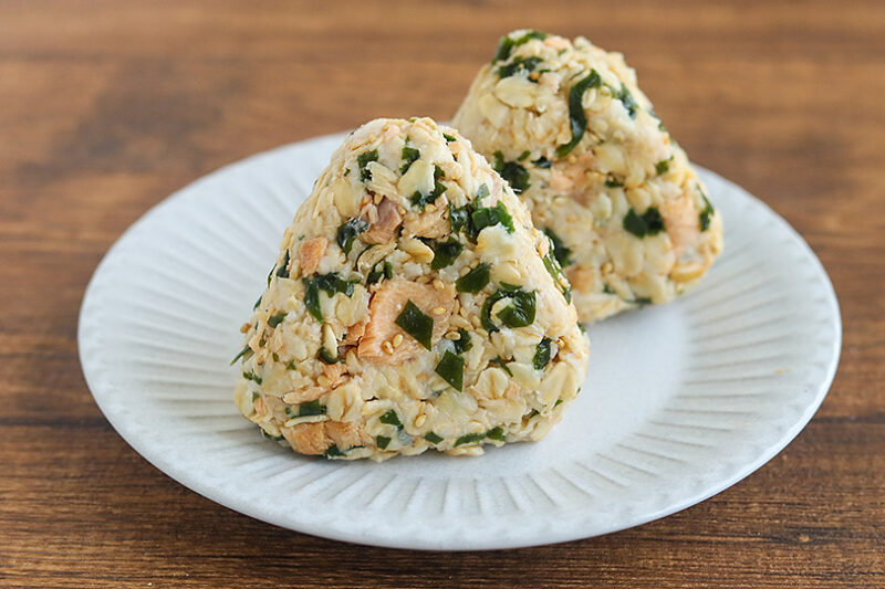 鮭とわかめのオートミールおにぎり