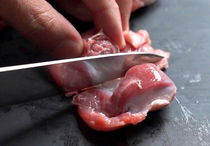 砂肝　左右にある2つの塊に切り分ける