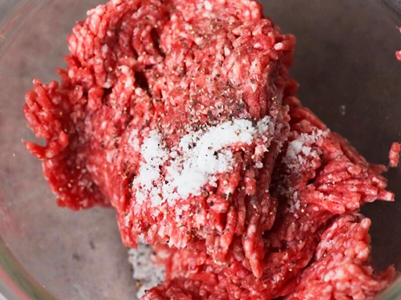 ひき肉、塩、黒こしょう