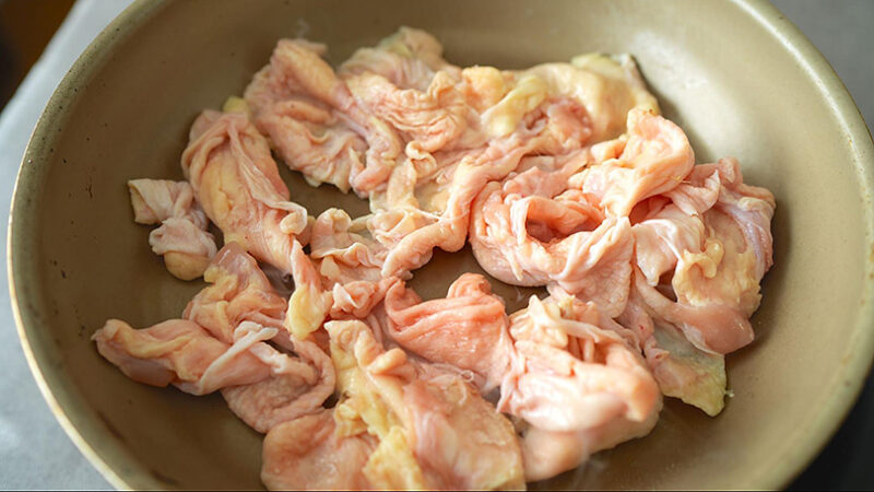 鶏皮を中火で加熱