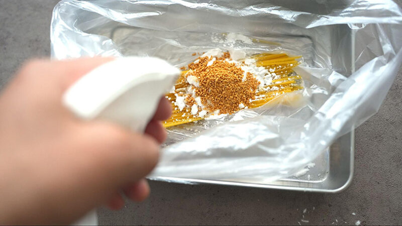 霧吹きで水を4〜5回吹きかける