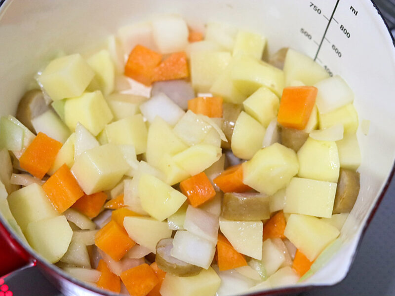 じゃがいも、たまねぎ、にんじんを加える