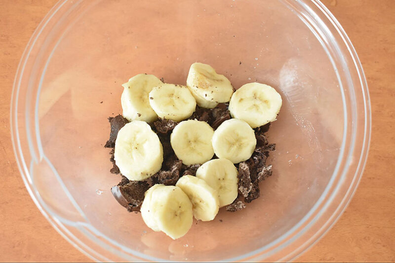 バナナと砕いたチョコパイ