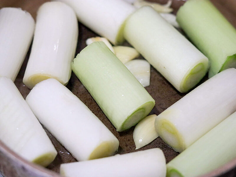 長ねぎ、にんにくを焼く