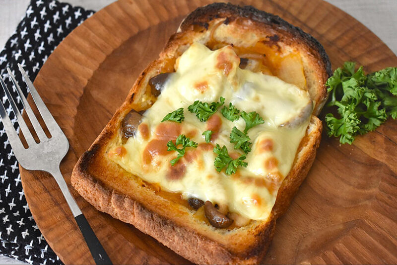 海老のビスクソースのチーズトーストの作り方