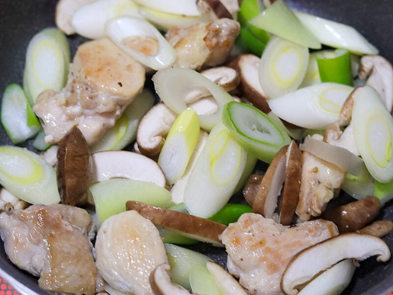 長ねぎ、しいたけを加える