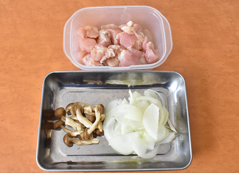 鶏もも肉、玉ねぎ、しめじ