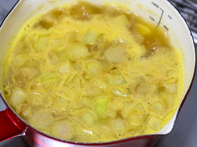 水、顆粒コンソメ、ケチャップを加える