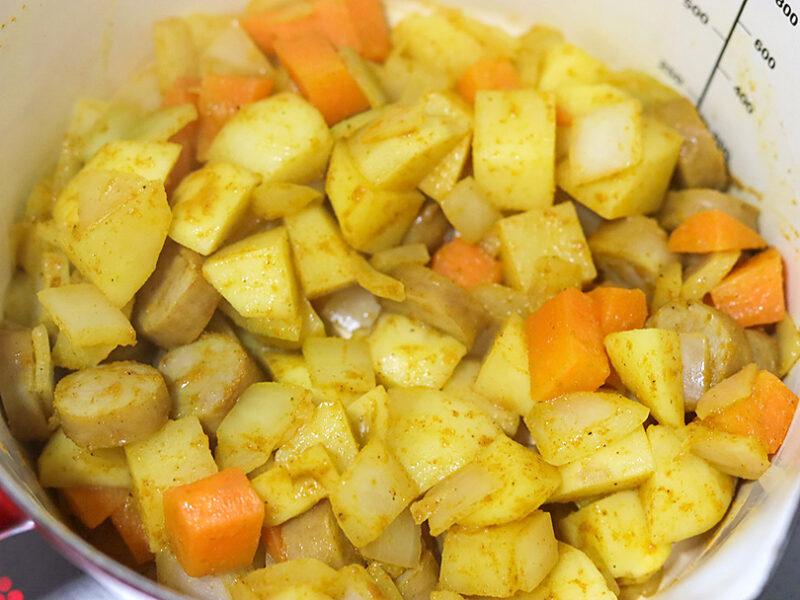 カレー粉を加える