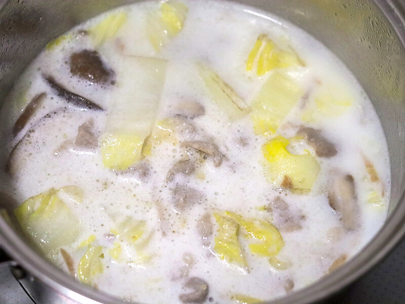 無調整豆乳を加え、味噌を溶き入れる