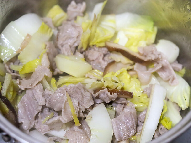 白菜、しいたけを加える