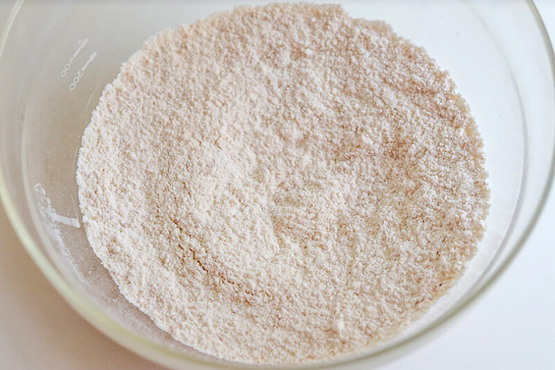 薄力粉、アーモンドプードル、砂糖、シナモンパウダー、塩