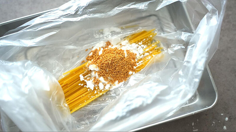 片栗粉、顆粒コンソメ、砂糖、黒こしょうを入れる