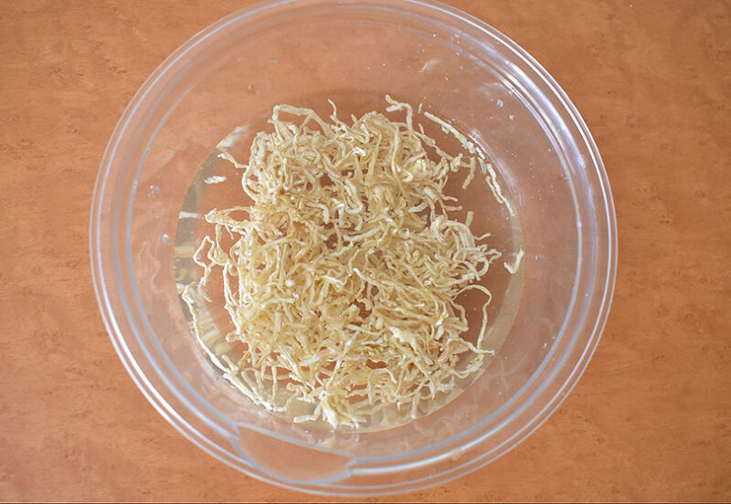 切り干し大根を水に漬ける