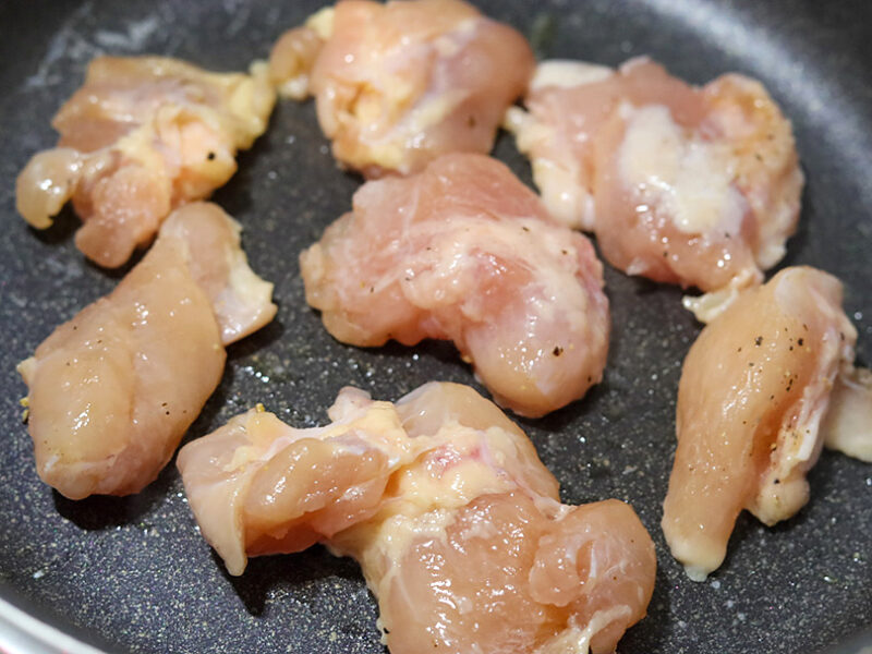鶏もも肉を皮目から焼く